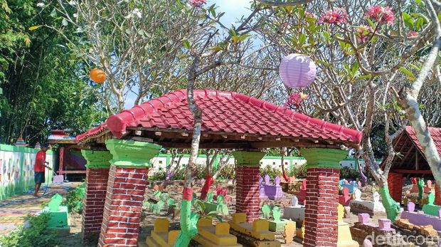 Ada makam warna-warni di Kota Madiun. Kesan seram dari makam itu hilang seketika dan kiri malah menjadi tempat berfoto ria.