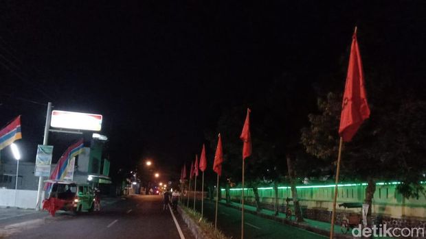 DPC PDIP Banjarnegara, Jawa Tengah kibarkan bendera partai.