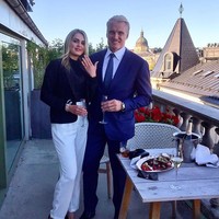 Calon istri Dolph Lundgren bernama Emma Krokdal. Dikabarkan Daily Mail, pria berusia 62 tahun itu diketahui melamar Emma di negara asalnya, Swedia. (Foto: Instagram/@emmakrokdal)