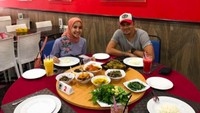 Tak kalah bersejarah, ini momen kencan Bella dan Engku pertama kali. Kencan. pertama mereka ditemani ragam makanan enak buatan salah satu restoran di Kuala Lumpur. Foto: Instagram narmeukgne/engku.aleesyaemran