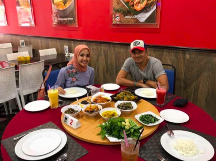 Engku Emran dan Laudya Cynthia Bella Kulineran Bareng Sebelum Isu Retak