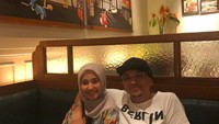 Kalau ini momen kulineran Engku dan Bella saja. Keduanya mampir di restoran bersuasana cozy. Foto: Instagram narmeukgne/engku.aleesyaemran