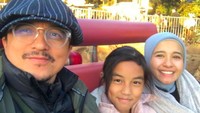 Pernikahan Engku Emran dan Bella berlangsung tahun 2017. Bella lantas menjadi ibu sambung untuk anak Engku, Aleesya. Foto: Instagram narmeukgne/engku.aleesyaemran