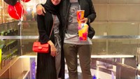 Begini kekompakan Engku dan Bella saat jalan dan jajan bareng. Foto ini diambil oleh Aleesya lho! Foto: Instagram narmeukgne/engku.aleesyaemran