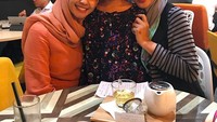 Foto ini bisa dibilang bersejarah karena untuk pertama kalinya Bella diperkenalkan pada ibu Aleesya. Mereka kompak santai di coffee shop. Foto: Instagram narmeukgne/engku.aleesyaemran