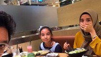Tahun 2018, Engku memamerkan momen kulinerannya bersama sang istri dan putri kesayangan. Mereka tampak bersantap di restoran sushi. Foto: Instagram narmeukgne/engku.aleesyaemran