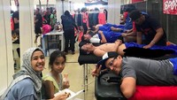 Sambil ngemil, Bella dan Aleesya temani Engku yang mau ikut lomba olahraga. Kompak! Foto: Instagram narmeukgne/engku.aleesyaemran