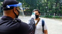 Pengunjung yang datang diukur suhu tubuhnya.