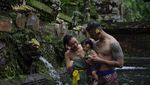 Hot Papa Alert! 7 Artis Pamer Perut Sixpack Bersama Anak
