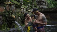 Rio Dewanto pamer perut sixpack di Bali. Foto: Instagram