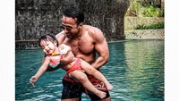 Maruli Tampubolon dengan otot kekarnya. Foto: Instagram