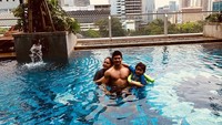 Iko Uwais bersama Audi dan anaknya menghabiskan waktu di kolam renang. Foto: Instagram
