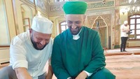 Menariknya, jamaah masjid pun seakan tak terganggu dengan kehadiran para kucing liar yang hilir mudik di dalam masjid. Malah, tak sedikit jamaah dan traveler yang sengaja datang ke Masjid Aziz Mahmud untuk beribadah dan bermain dengan para kucing liar (Instagram)