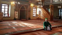Adalah Hafız Mustafa Efe, seorang imam Masjid Aziz Mahmud Hudayi di Istanbul, Turki. Diketahui, imam masjid yang satu ini memang memiliki kecintaan akan binatang (Instagram)