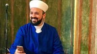Apabila berkunjung ke Masjid Aziz Mahmud, pemandangan kucing yang berseliweran atau tidur di atas karpet masjid adalah hal biasa. Sementara itu, jamaah tetap datang dan beribadah seperti biasa (Instagram)
