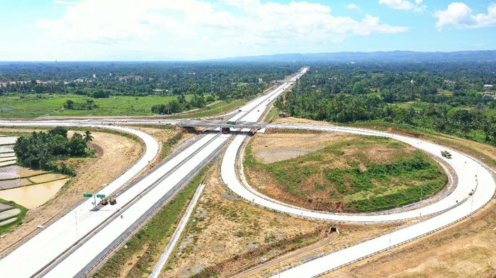 Ini Dia Ruas Tol Pertama Aceh yang Segera Beroperasi Jalan Tol Tran Sumatera Ruas Sigli - Banda Aceh (Sibanceh) Seksi 4 Indrapuri β Blang Bintang 14 kilometer segera beroperasi. Intip yuk foto-fotonya