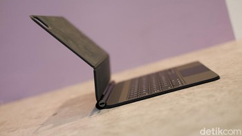 Magic Keyboard punya trackpad, backlight, port USB Type C untuk isi ulang. Foto: Adi Fida Rahman/detikINET