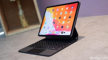Ini memungkinkan kamu memposisikan iPad sampai ke sudut 130 derajat atau membuatnya melayang. Foto: Adi Fida Rahman/detikINET