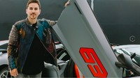 Jorge Lorenzo pun terlihat sumringah. Hal ini ia ungkap melalui akun twitter pribadinya. Foto: dok. Lamborghini