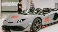 Seremoni penyerahan mobil pun makin spesial, lantaran diberikan langsung oleh CEO Automobili Lamborghini Stefano Domenicali, Giovanni Perosino, Kepala Komersial; dan Andrea Baldi, CEO Automobili Lamborghini EMEA. Foto: dok. Lamborghini