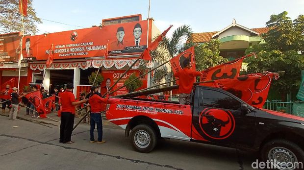 Kader PDIP Kudus bersiap memasang bendera partai di kantor DPC PDIP Kudus, jalan Mejobo nomor 11 Kudus, Sabtu (27/6/2020).