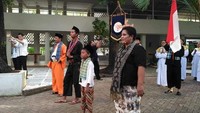 Dalam tradisi Palang Pintu, ada 3 hal yang menjadi komponen utamanya. Yakni adu silat, baca doa dan berbalas pantun. Kaum hawa lah yang mengisi bagian berbalas pantun ini (dok Komunitas Palang Pintu Sedulur Napiun Kampung Sawah)