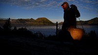 Pedagang menjajakan jualannya di kawasan Taman Nasional Bromo Tengger Semeru di Probolinggo, Jawa Timur, Sabtu (27/6/2020).