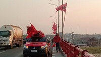 Kami siap memerahkan Kudus (dengan memasang bendera partai PDIP), kata Ketua DPC PDIP Kudus Masan di sela pemasangan bendera partai di Jembatan Tanggulangin, Kudus, Sabtu (27/6/2020).