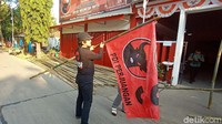 PDIP Kudus menginstruksikan seluruh kader dan hingga struktur partai untuk memasang bendera partai di rumah masing-masing.