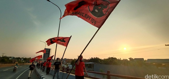 Dewan Pimpinan Cabang (DPC) PDIP Kabupaten Kudus, Jawa Tengah siap memerahkan Kota Kretek. Mereka mengibarkan bendera partai.