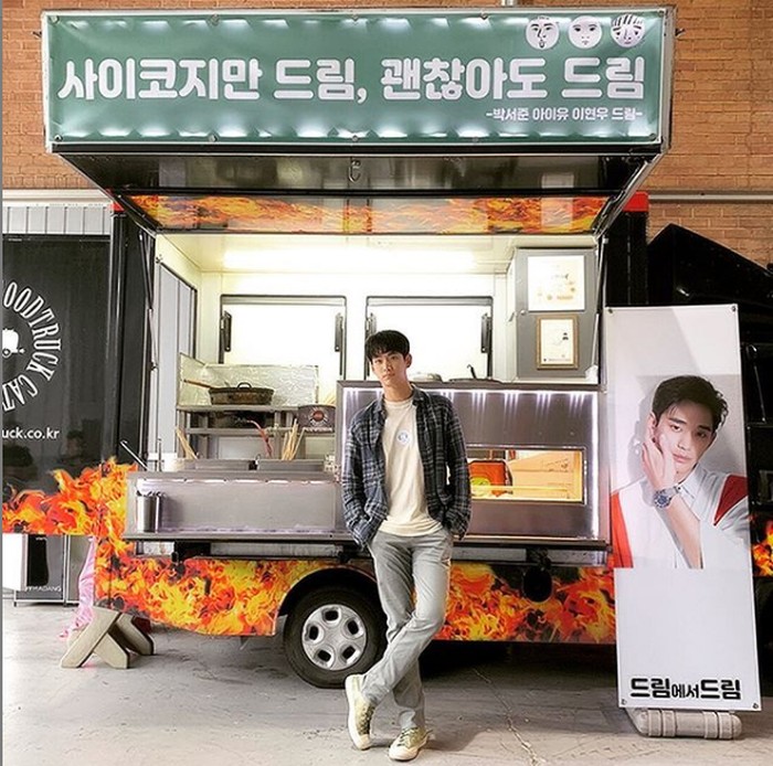 Kim Soo Hyun banjir kiriman food truck Kim Soo Hyun banjir kiriman food truck