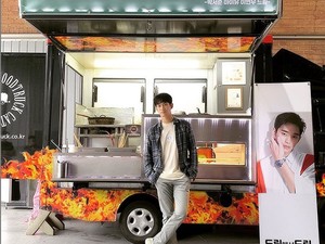 Kim Soo Hyun Banjir Kiriman Food Truck karena Bintangi Its Okay to Not Be Okay