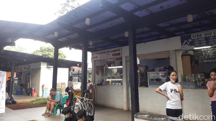 Kios pedagang di area Kompleks GBK.