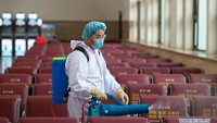 Seorang anggota staf mendisinfeksi ruang tunggu Stasiun Kereta Api Beijing di Beijing. Foto: Dok. Xinhua/Chen Zhonghao