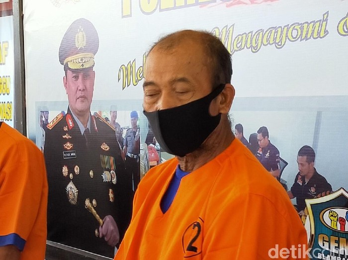Seorang lansia di Banyuwangi menghamili anak tirinya yang masih di bawah umur. Usia kehamilan korban kini sudah mencapai 5 bulan.