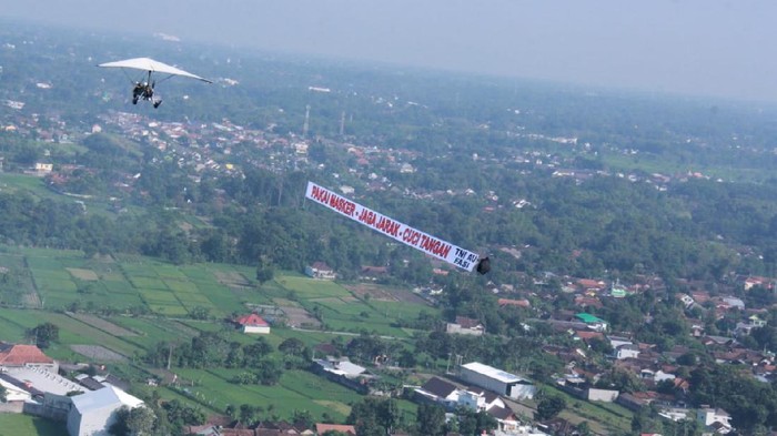 Lanud Adisutjipto bersama Jogja Flying Club dari FASI DIY saat melaksanakan banner flight, Sabtu (27/6/2020).