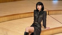 Pose menggoda Lisa Blackpink dengan dress anggun dan juga thigh hige boots yang dia kenakan. Foto: Instagram Lisa Blackpink