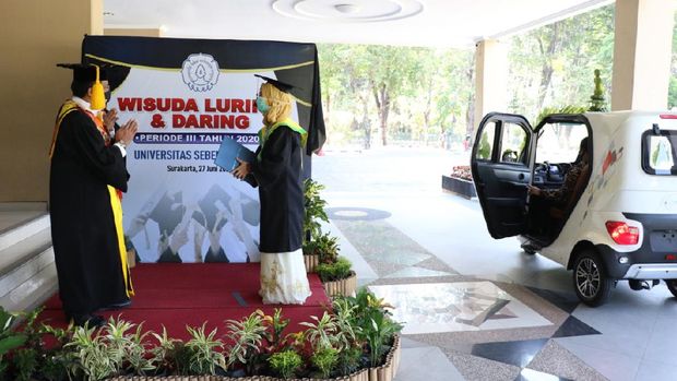 Mahasiswa berprestasi UNS diwisuda drive thru pakai andong-mobil listrik, Sabtu (27/6/2020).