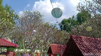 Lampion juga digantu di pohon kamboja area pemakaman.