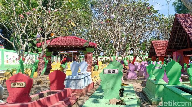 Demi bisa tampil modis, mahasiswi ini nekat menjadi pembobol ATM. Ia berkomplot dengan dua pria lainnya yang kini juga sudah diringkus.