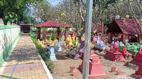 Sudah seminggu ini makam itu banyak dikunjungi warga yang berfoto. Awalnya, makam ini dicat  karena ada lomba kebersihan lingkungan. (Sugeng Harianto/detikcom)