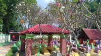 Kesan seram saat berada di pemakaman pun hilang.