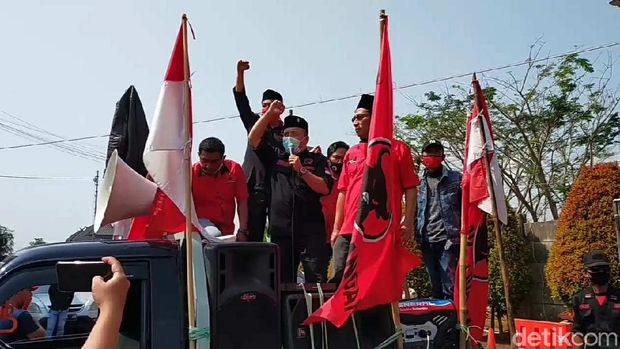 Massa pdip sumedang datangi mapolres