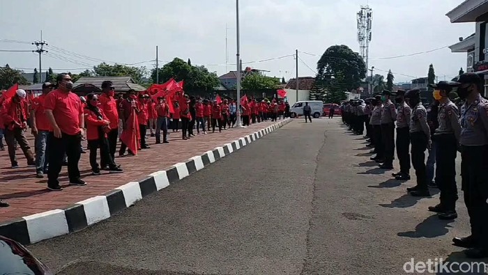 Massa pdip sumedang datangi mapolres