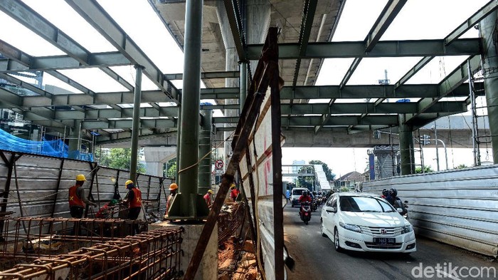 Melihat Pembangunan Skybridge Integrasi MRT ASEAN-TransJ CSW Proyek jembatan layang atau skybridge untuk integrasi antara Stasiun MRT ASEAN dengan Halte TransJakarta CSW terus dikerjakan. Begini progresnya.