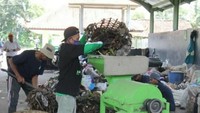 Tercatat hingga pertengahan Juni 2020, seluruh program PKT Kementerian PUPR baik yang rutin maupun program reguler dengan pola padat karya telah menyerap tenaga kerja sebanyak 144.163 orang dengan total anggaran yang telah disalurkan sebesar Rp 2,16 triliun atau sebesar 17,9% dari total alokasi sebesar Rp 12,01 triliun. Pool/Kementerian PUPR.