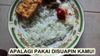Sambal sepedas apapun pasti bisa dilawan kalau makannya disuapin si dia. Makanan sederhana pun jadi enak. Foto: istimewa