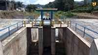 Penataan DAS Citarum dilakukan secara terpadu mulai dari perbaikan/normalisasi badan sungai, peningkatan kapasitas sungai dengan pembangunan terowongan, pembangunan permukiman baru bagi warga yang direlokasi, pembangunan fasilitas pengolahan air limbah dan sampah permukaan serta penegakan hukum. Pool/Kementerian PUPR.