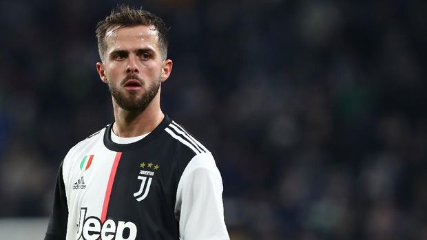 TURIN, ITALY - JANUARY 19:  Miralem Pjanic of Juventus FC looks on during the Serie A match between Juventus and Parma Calcio at Allianz Stadium on January 19, 2020 in Turin, Italy.  (Photo by Marco Luzzani/Getty Images)