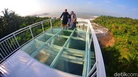 Ada spot foto baru di Pangandaran. Spot itu bernama Teras Kaca Karapyak Valley, sebuah anjungan kaca yang menjorok ke pantai. (Faizal Amiruddin/detikcom)